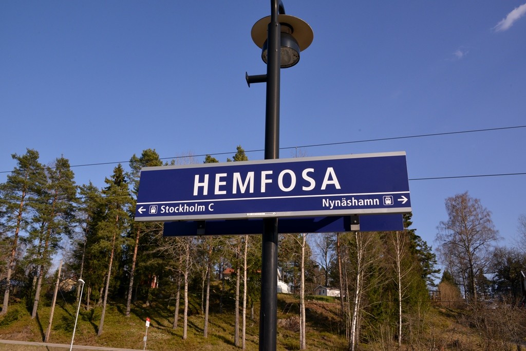 Skogsriket nås bekvämt genom en kort promenad frå n Hemfosa station